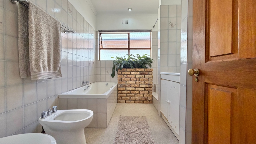 4 Bedroom Property for Sale in Mountainside Western Cape